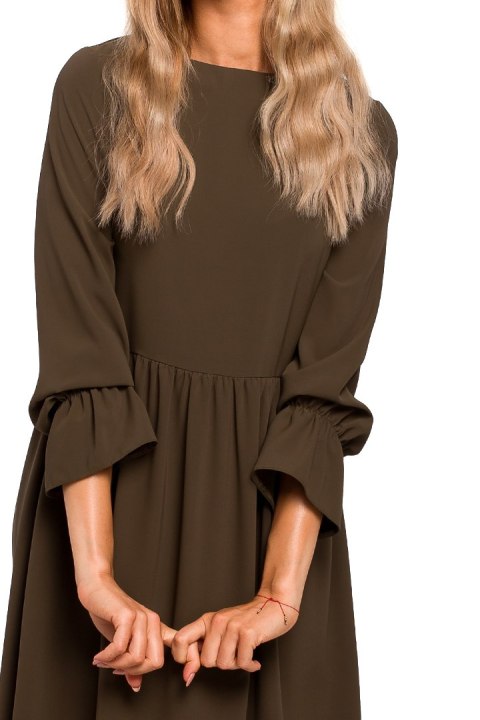 Sukienka odcinana w pasie z gumką i rękawem z falbanką khaki me465 Sukienka odcinana w pasie z gumką i rękawem z falbanką khaki me465