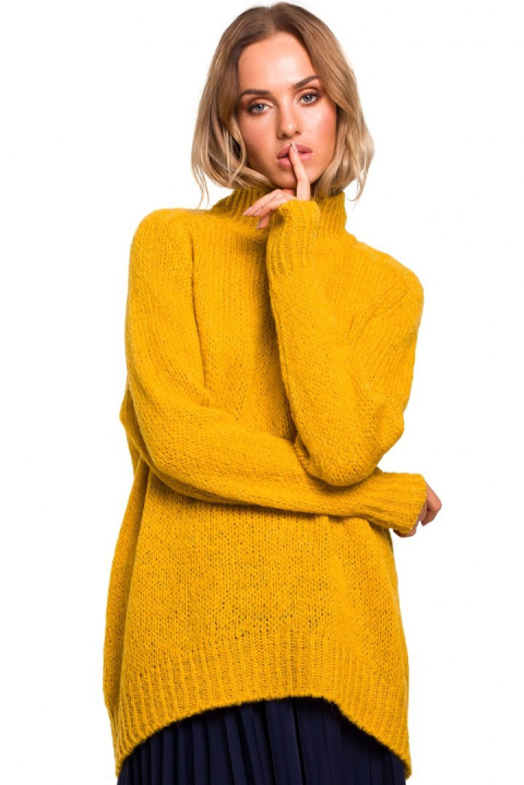 Sweter damski asymetryczny oversize z półgolfem miodowy me468 Sweter damski asymetryczny oversize z półgolfem miodowy me468