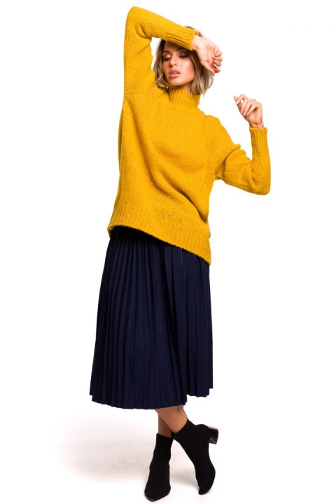 Sweter damski asymetryczny oversize z półgolfem miodowy me468 Sweter damski asymetryczny oversize z półgolfem miodowy me468