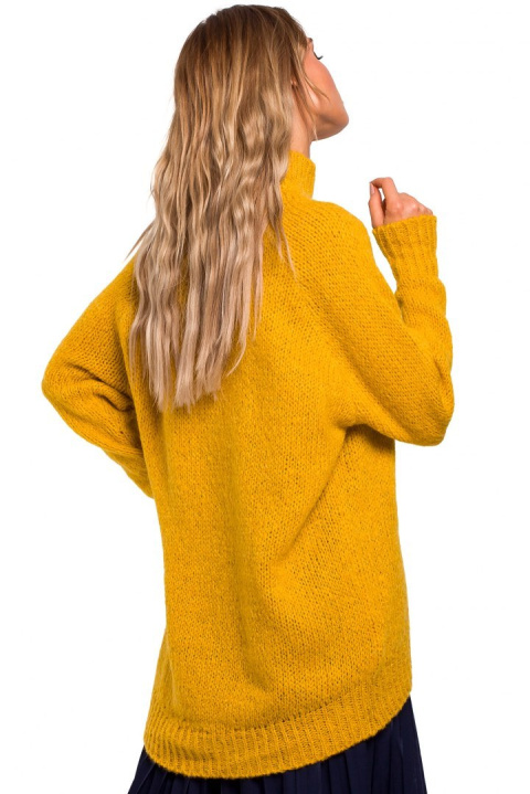 Sweter damski asymetryczny oversize z półgolfem miodowy me468 Sweter damski asymetryczny oversize z półgolfem miodowy me468