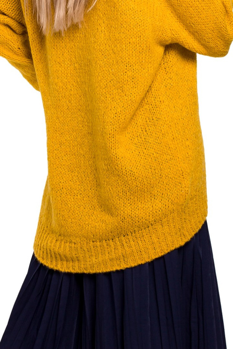 Sweter damski asymetryczny oversize z półgolfem miodowy me468 Sweter damski asymetryczny oversize z półgolfem miodowy me468