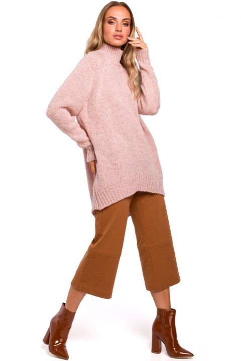 Sweter damski asymetryczny oversize z półgolfem pudrowy me468 Sweter damski asymetryczny oversize z półgolfem pudrowy me468