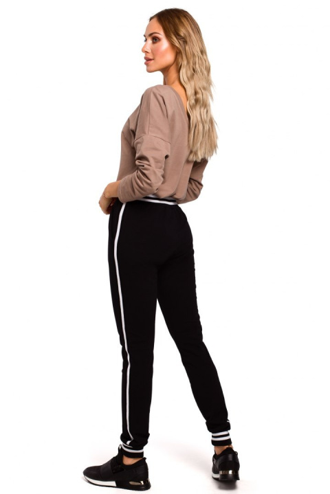 Spodnie damskie joggery ze ściągaczami i lampasami czarne me460 Spodnie damskie joggery ze ściągaczami i lampasami czarne me460