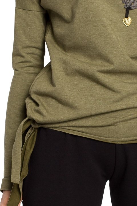 Bluza damska z sercem wiązana z boku khaki me048 Bluza damska z sercem wiązana z boku khaki me048