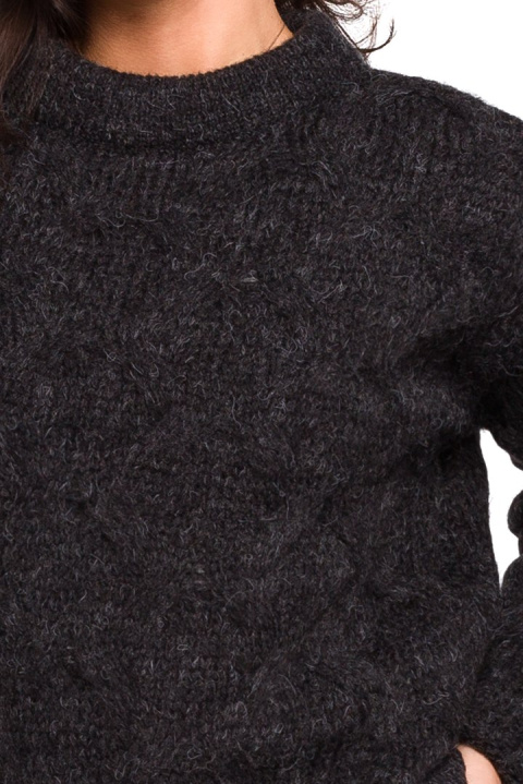 Sweter damski ze ściągaczem i warkoczowym splotem antracytowy BK038 Sweter damski ze ściągaczem i warkoczowym splotem antracytowy BK038