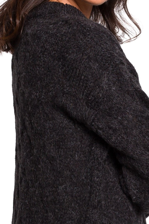 Sweter damski ze ściągaczem i warkoczowym splotem antracytowy BK038 Sweter damski ze ściągaczem i warkoczowym splotem antracytowy BK038