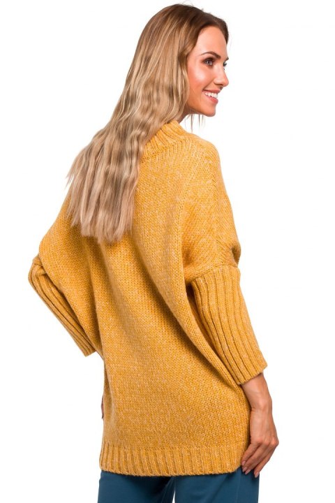 Sweter damski oversize asymetryczny z półgolfem miodowy me470 Sweter damski oversize asymetryczny z półgolfem miodowy me470