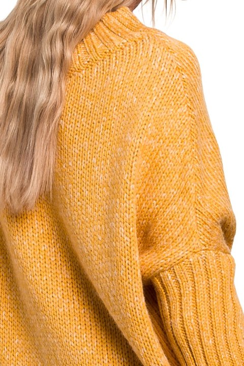 Sweter damski oversize asymetryczny z półgolfem miodowy me470 Sweter damski oversize asymetryczny z półgolfem miodowy me470