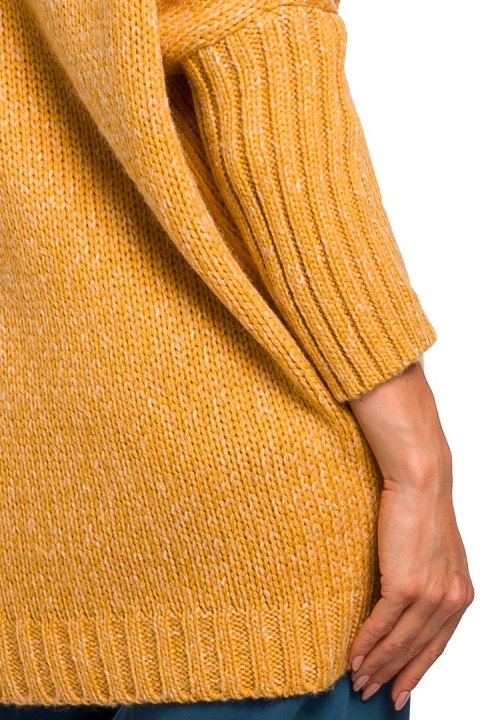 Sweter damski oversize asymetryczny z półgolfem miodowy me470 Sweter damski oversize asymetryczny z półgolfem miodowy me470