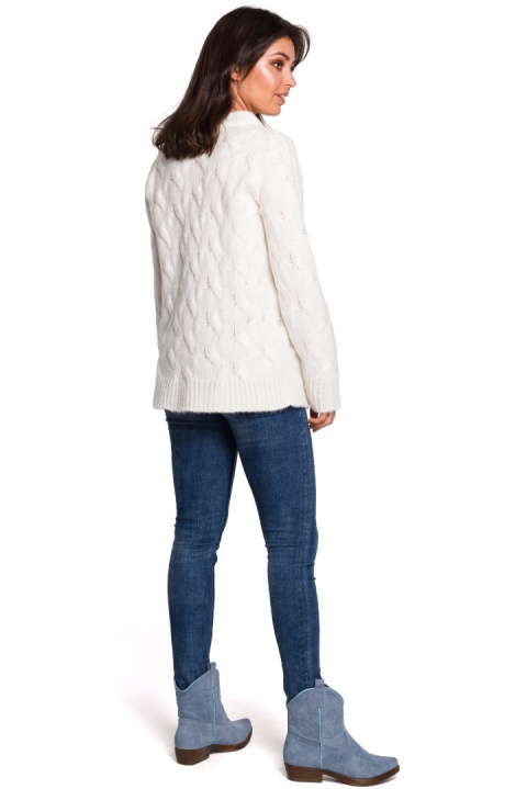 Sweter damski ze ściągaczem i warkoczowym splotem ecru BK038 Sweter damski ze ściągaczem i warkoczowym splotem ecru BK038
