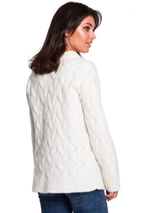 Sweter damski ze ściągaczem i warkoczowym splotem ecru BK038 Sweter damski ze ściągaczem i warkoczowym splotem ecru BK038