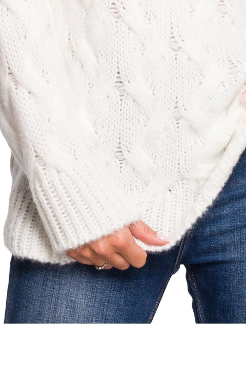 Sweter damski ze ściągaczem i warkoczowym splotem ecru BK038 Sweter damski ze ściągaczem i warkoczowym splotem ecru BK038