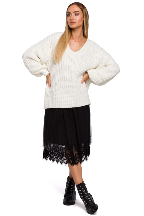 Sweter damski oversize z dekoltem V i szerokim rękawem ecru me471 Sweter damski oversize z dekoltem V i szerokim rękawem ecru me471