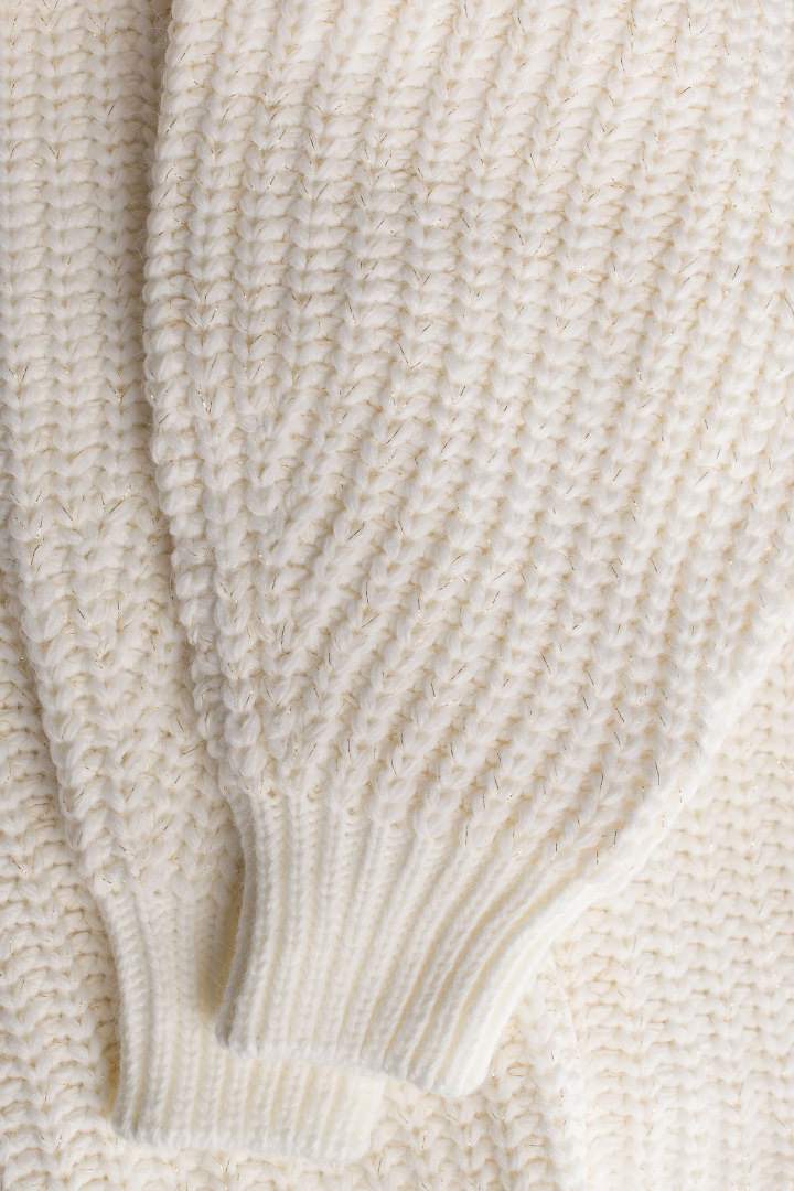 Sweter damski z dekoltem w serek i połyskującą nitką ecru me471 Sweter damski z dekoltem w serek i połyskującą nitką ecru me471