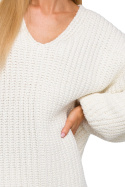 Sweter damski oversize z dekoltem V i szerokim rękawem ecru me471