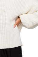 Sweter damski oversize z dekoltem V i szerokim rękawem ecru me471