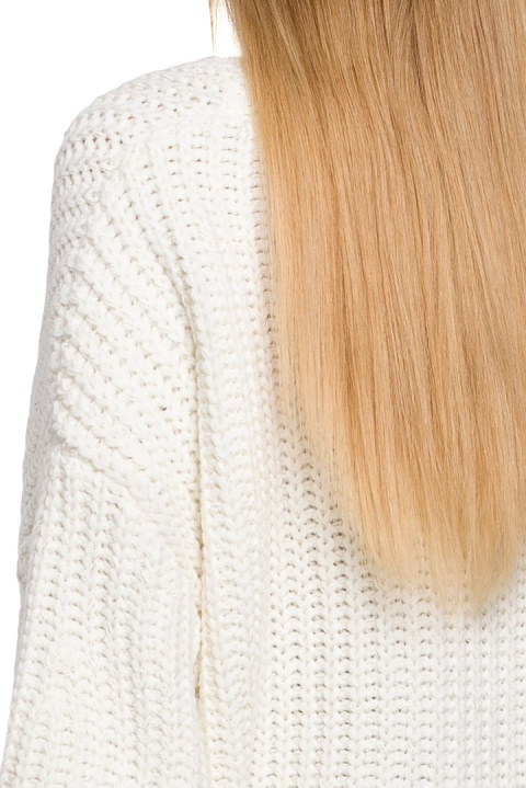 Sweter damski oversize z dekoltem V i szerokim rękawem ecru me471 Sweter damski oversize z dekoltem V i szerokim rękawem ecru me471