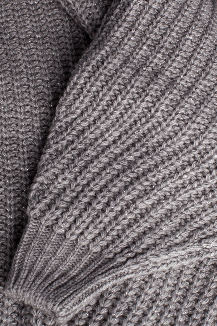 Sweter damski oversize z dekoltem V i szerokim rękawem szary me471 Sweter damski oversize z dekoltem V i szerokim rękawem szary me471