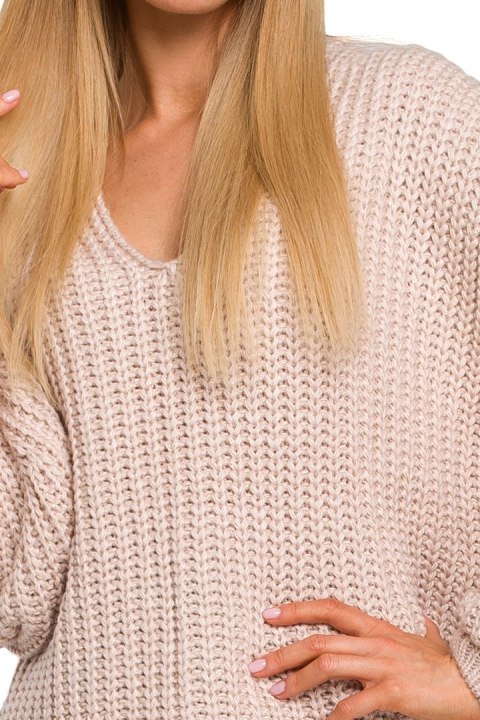 Sweter damski oversize z dekoltem V i szerokim rękawem pudrowy me471 Sweter damski oversize z dekoltem V i szerokim rękawem pudrowy me471