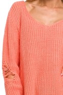 Sweter damski oversize asymetryczy z dziurami brzoskwiniowy me473