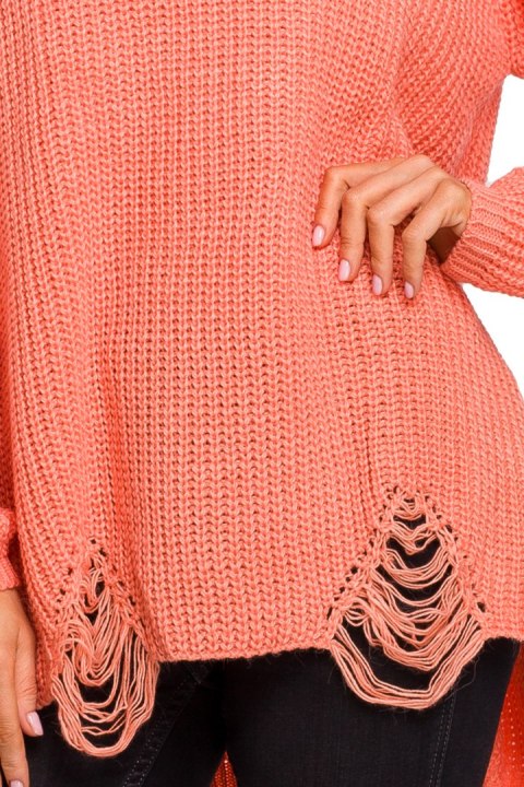 Sweter damski oversize asymetryczy z dziurami brzoskwiniowy me473 Sweter damski oversize asymetryczy z dziurami brzoskwiniowy me473
