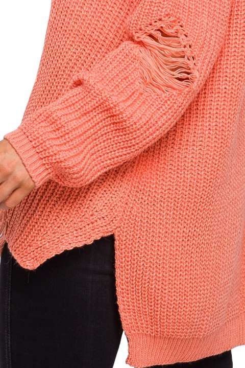 Sweter damski oversize asymetryczy z dziurami brzoskwiniowy me473 Sweter damski oversize asymetryczy z dziurami brzoskwiniowy me473