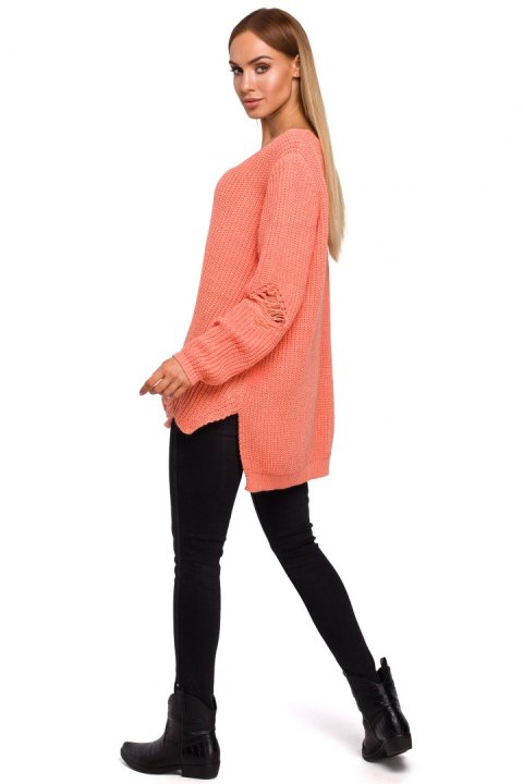Sweter damski oversize asymetryczy z dziurami brzoskwiniowy me473 Sweter damski oversize asymetryczy z dziurami brzoskwiniowy me473