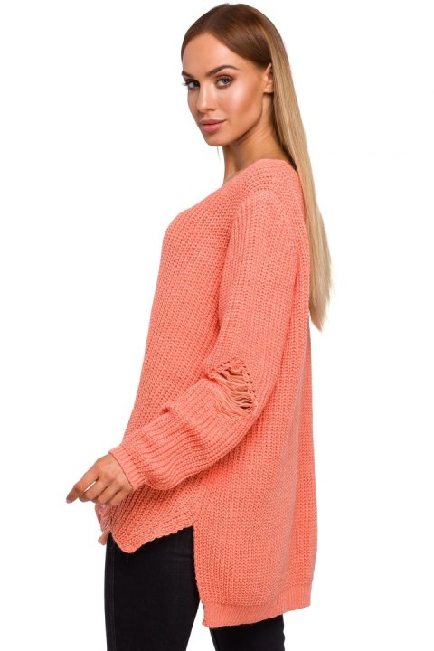 Sweter damski oversize asymetryczy z dziurami brzoskwiniowy me473 Sweter damski oversize asymetryczy z dziurami brzoskwiniowy me473