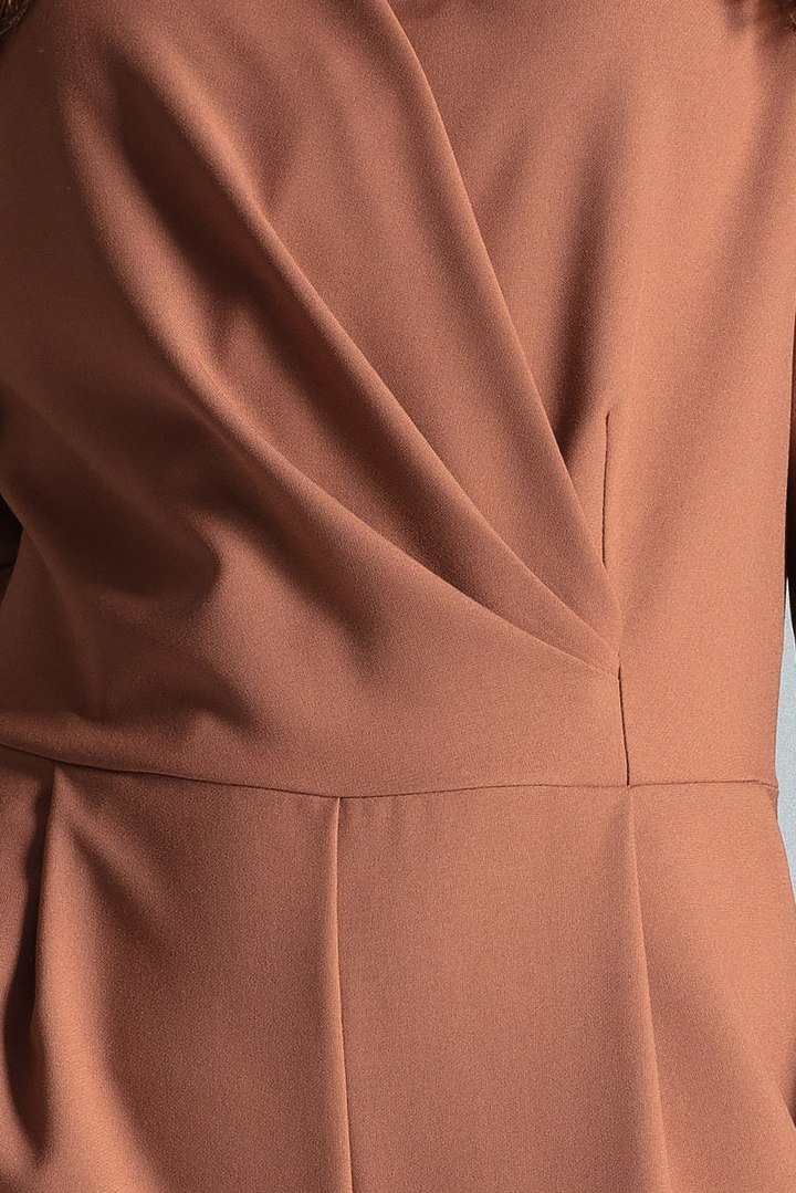 Elegancki kombinezon z kopertowym dekoltem rękaw 3/4 brązowy M672 Elegancki kombinezon z kopertowym dekoltem rękaw 3/4 brązowy M672