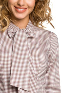 Koszula damska z wiskozy w kratę taliowana z kokardą brązowa me089