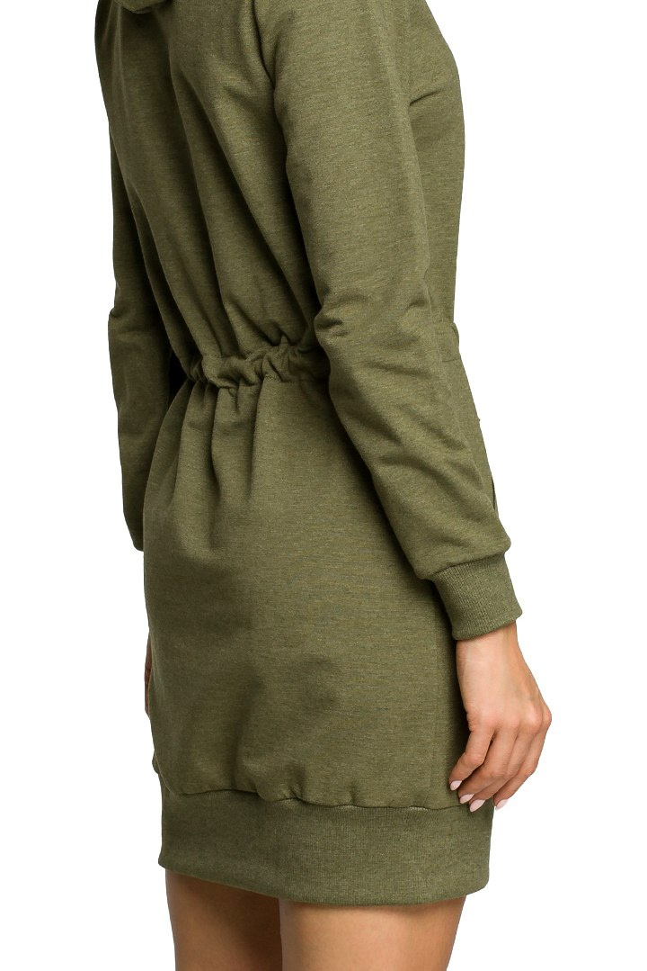 Sukienka sportowa mini z kapturem i długim rękawem khaki me116 Sukienka sportowa mini z kapturem i długim rękawem khaki me116