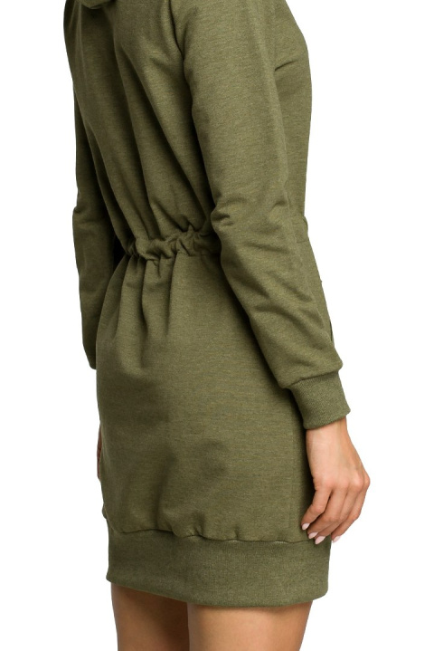 Sukienka sportowa mini z kapturem i długim rękawem khaki me116 Sukienka sportowa mini z kapturem i długim rękawem khaki me116