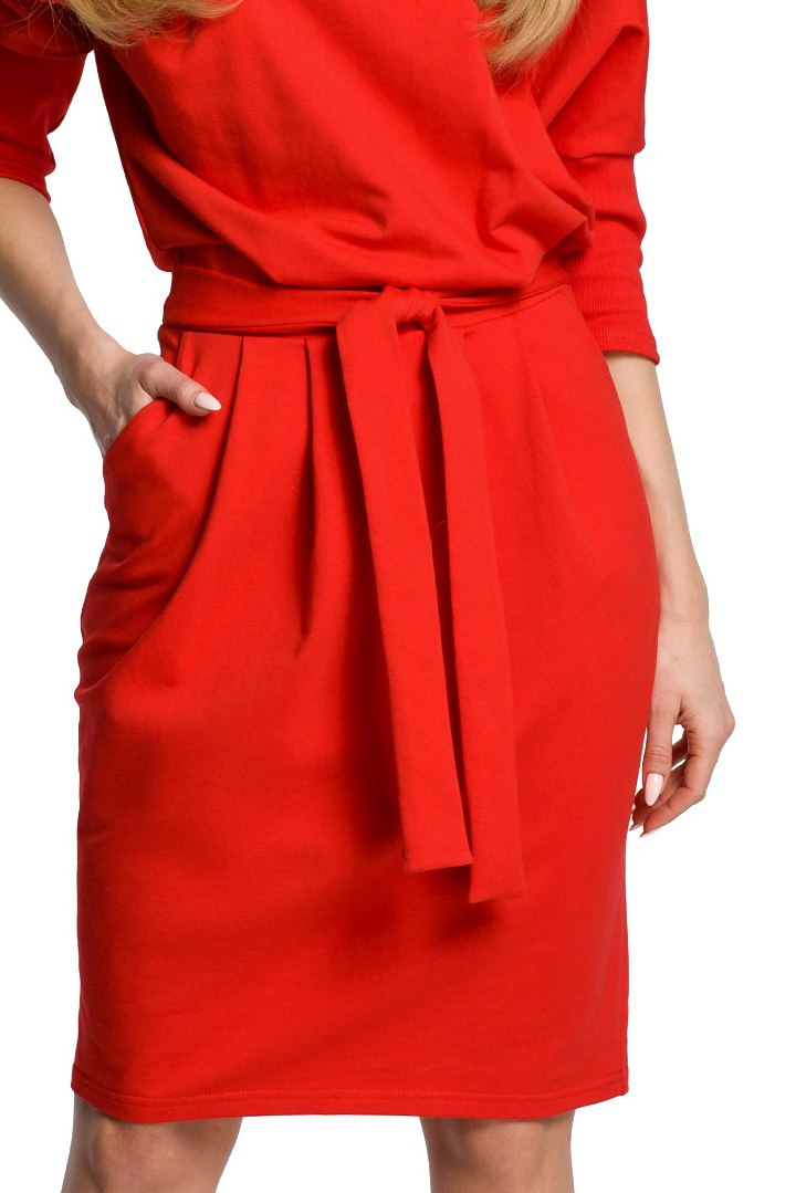 Sukienka midi odcinana i wiązana w pasie rękaw 3/4 czerwona me369