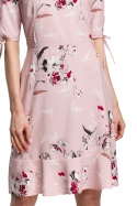 Sukienka w kwiaty z falbankami i krótkim rękawem pudrowa me381