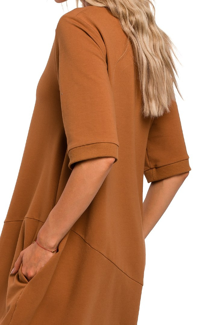 Sukienka bombka midi oversize z krótkim rękawem karmelowa me451 Sukienka bombka midi oversize z krótkim rękawem karmelowa me451