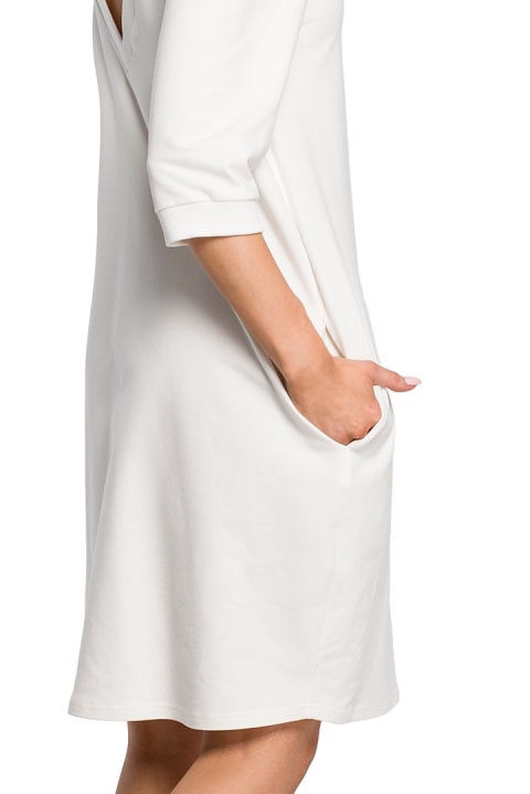 Luźna sukienka oversize midi z dekoltem V z tyłu ecru me417 Luźna sukienka oversize midi z dekoltem V z tyłu ecru me417