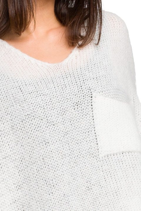 Luźny sweter damski oversize z kieszenią i dekoltem V ecru BK018 Luźny sweter damski oversize z kieszenią i dekoltem V ecru BK018