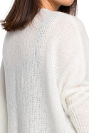 Luźny sweter damski oversize z kieszenią i dekoltem V ecru BK018