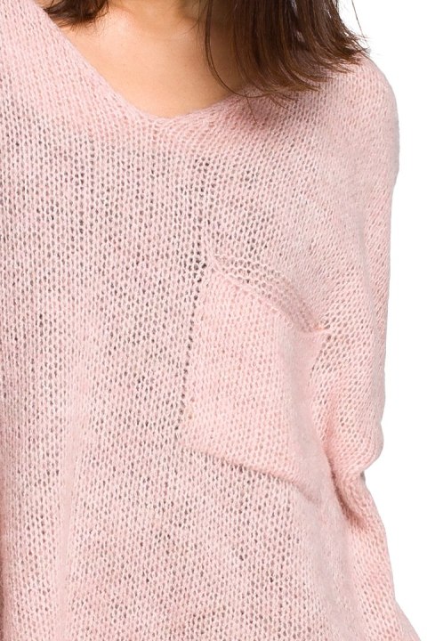 Luźny sweter damski oversize z kieszenią i dekoltem V różowy BK018 Luźny sweter damski oversize z kieszenią i dekoltem V różowy BK018