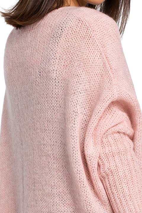 Luźny sweter damski oversize z kieszenią i dekoltem V różowy BK018 Luźny sweter damski oversize z kieszenią i dekoltem V różowy BK018