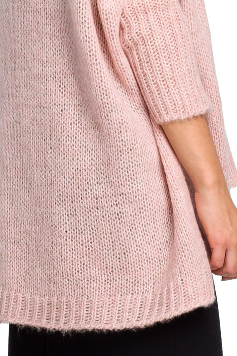 Luźny sweter damski oversize z kieszenią i dekoltem V różowy BK018 Luźny sweter damski oversize z kieszenią i dekoltem V różowy BK018