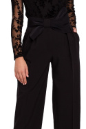 Spodnie damskie z paskiem i zaszewkami na przodzie czarne K018