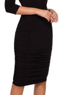Elegancka sukienka ołówkowa z marszczeniami dekolt karo czarna k006
