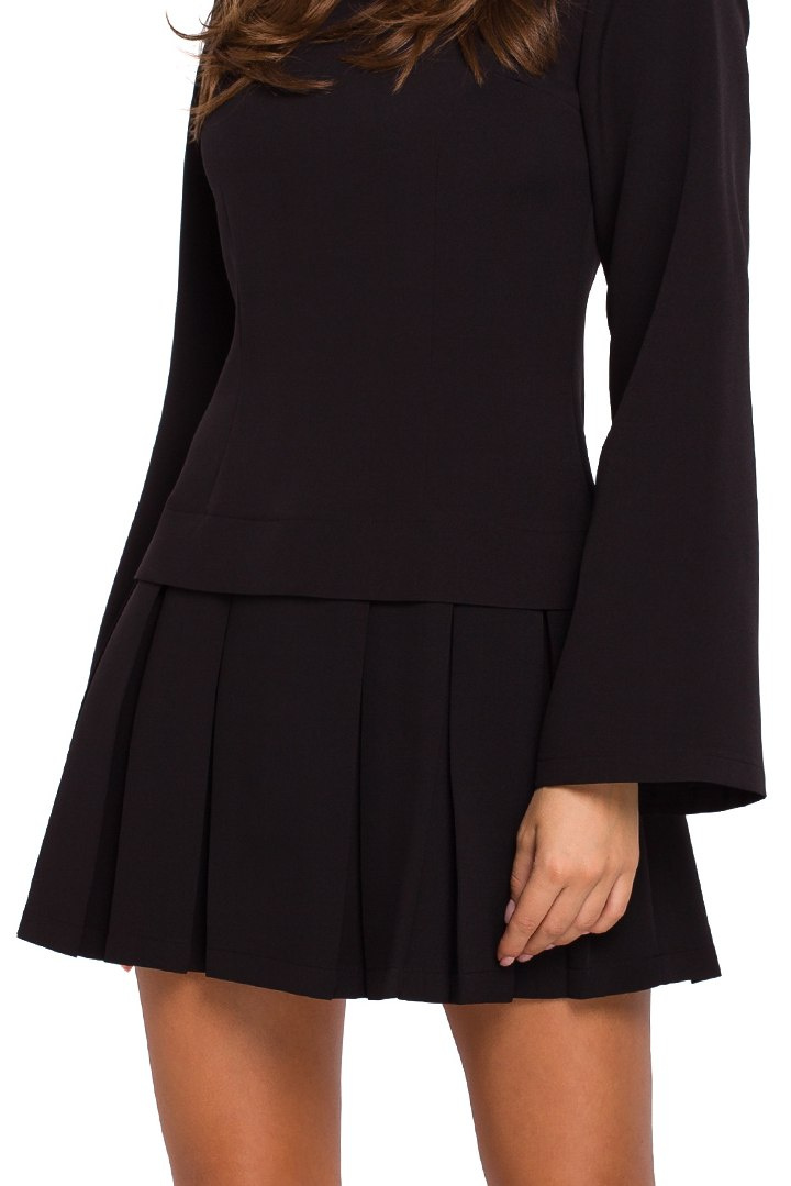 Sukienka mini z kontrafałdami stójka rozkloszowany rękaw czarna K021