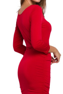 Elegancka sukienka ołówkowa z marszczeniami dekolt karo czerwona k006