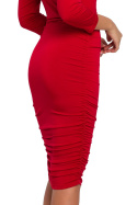 Elegancka sukienka ołówkowa z marszczeniami dekolt karo czerwona k006