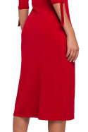 Prosta sukienka dopasowana midi z rozcięciem na nodze czerwona k007
