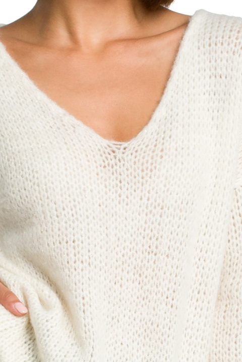 Sweter damski luźny ze złotą nitką i dekoltem w serek ecru BK004 Sweter damski luźny ze złotą nitką i dekoltem w serek ecru BK004