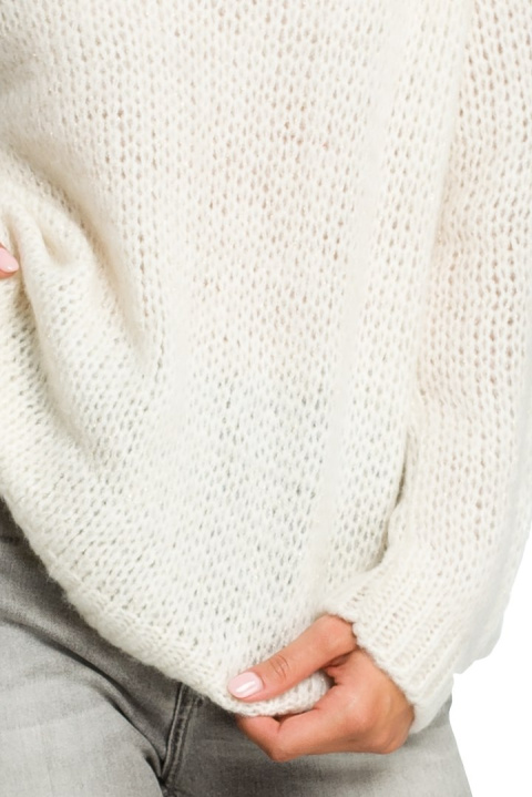 Sweter damski luźny ze złotą nitką i dekoltem w serek ecru BK004 Sweter damski luźny ze złotą nitką i dekoltem w serek ecru BK004