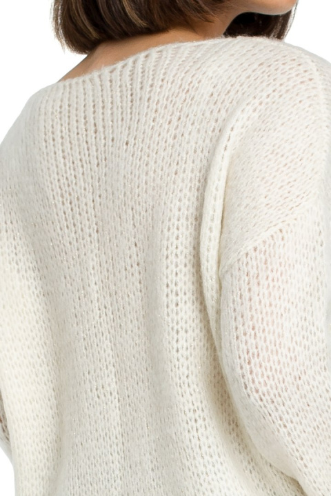 Sweter damski luźny ze złotą nitką i dekoltem w serek ecru BK004 Sweter damski luźny ze złotą nitką i dekoltem w serek ecru BK004